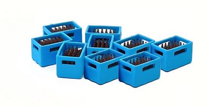 Blaue Bierkisten mit braunen Flaschen
