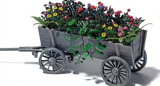 Holzwagen mit Blumen