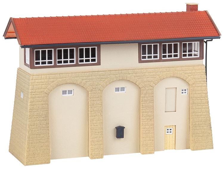 Stellwerk mit Sandsteinsockel