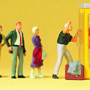 Wartende an Telefonzelle